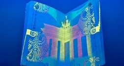 Über Darknet gefälschte Ausweise verkauft: Festnahme und bundesweite Razzia