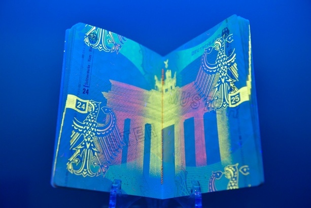 Bild vergrößern: Über Darknet gefälschte Ausweise verkauft: Festnahme und bundesweite Razzia