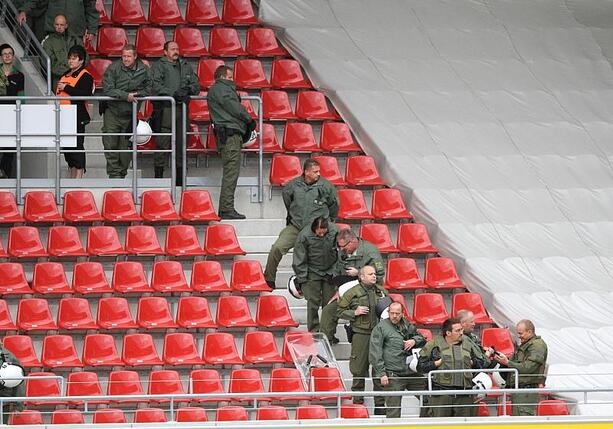 Bild vergrößern: NRW-Landesrechnungshof rügt Kosten für Bundesliga-Hochrisikospiele