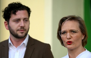 Brantner und Banaszak ermuntern Grüne zu mehr Debatten - vor Start von Parteitag