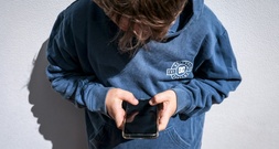 Macron will Handyverbot an Schulen auf Oberstufe ausdehnen