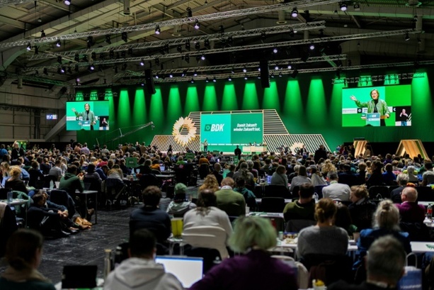 Bild vergrößern: Grüne setzen Parteitag mit Beratungen zu Klimaschutz und Energiewende fort