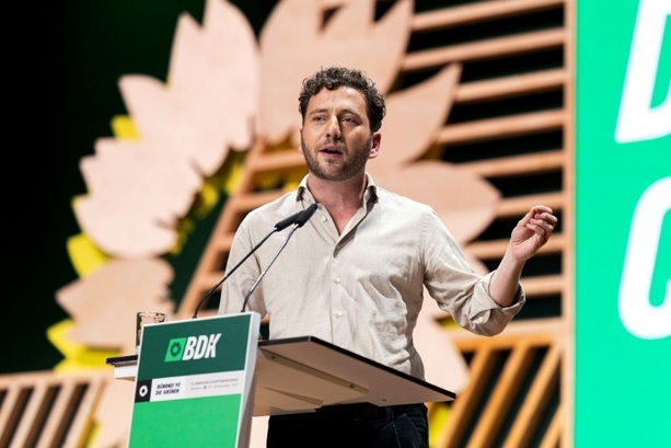 Bild vergrößern: Grünen-Chef Banaszak fordert Einheit von Klimaschutz und sozialer Gerechtigkeit