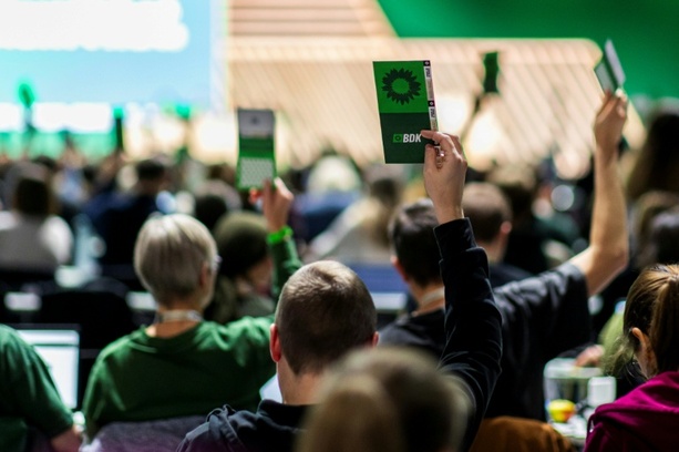 Bild vergrößern: Mehr Klimaschutz und soziale Gerechtigkeit - Grüne für Klimageld und Neun-Euro-Ticket