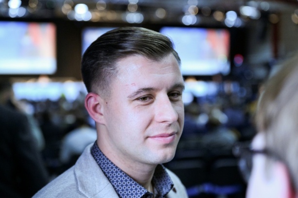 Bild vergrößern: AfD-Jugend begleitet von massiven Protesten gegründet - Rechtsaußenpolitiker Hohm als Chef