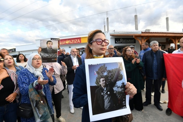 Bild vergrößern: Aktivistin bei Protesten gegen Freiheitbeschränkungen in Tunesien festgenommen