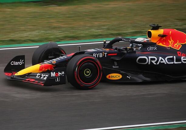 Bild vergrößern: Formel 1: Verstappen macht in Katar Titelrennen nochmal spannend