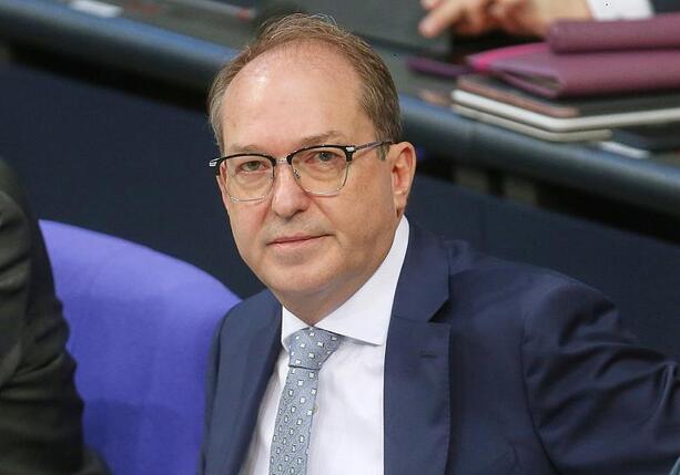 Bild vergrößern: Dobrindt: Fortschritte bei Abschiebungsverhandlungen mit Syrien