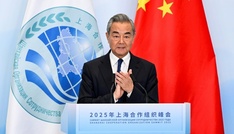 Chinesischer Außenminister zu Sicherheitsgesprächen in Russland