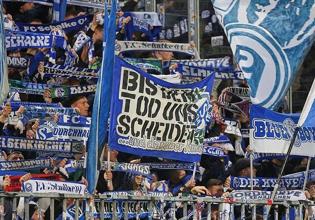 Bild vergrößern: Studie: Auswärtsfans entscheiden Fußballspiele mit