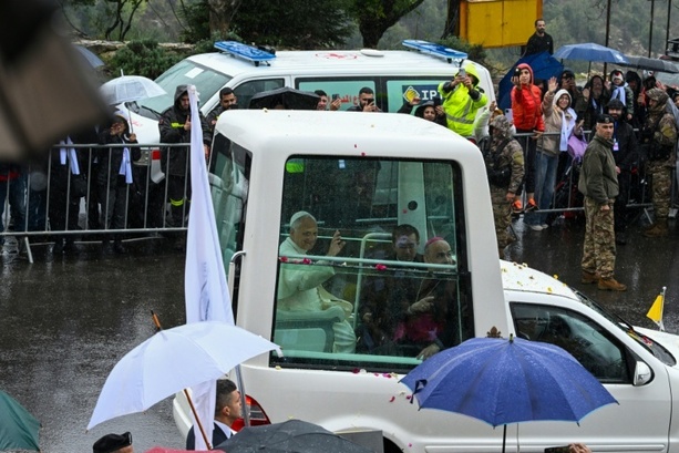 Bild vergrößern: Papst Leo XIV. betet im Libanon für Frieden im Nahen Osten