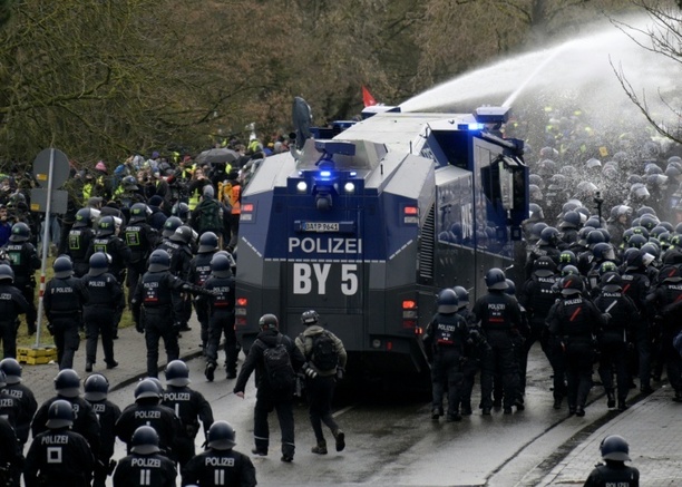 Bild vergrößern: Einsatz bei AfD-Veranstaltung in Gießen: Mehr als 50 Polizisten verletzt
