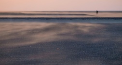 Metallkugel auf Amrum angeschwemmt: Mann erleidet lebensgefährliche Verbrennungen