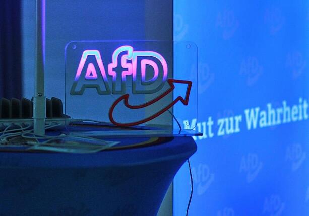 Bild vergrößern: Mehrheit der Ostdeutschen für Kontakte zwischen Wirtschaft und AfD