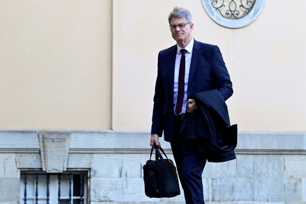 Bild vergrößern: Verkehrsminister Schnieder erteilt Baufreigabe für 23 Straßenprojekte