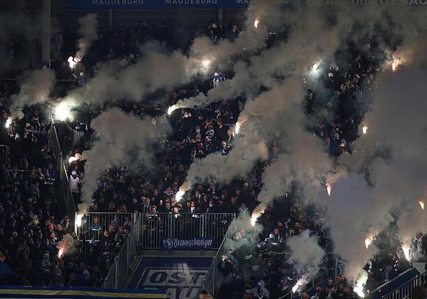 Bild vergrößern: Grüne lehnen Pläne für verschärfte Maßnahmen in Stadien ab