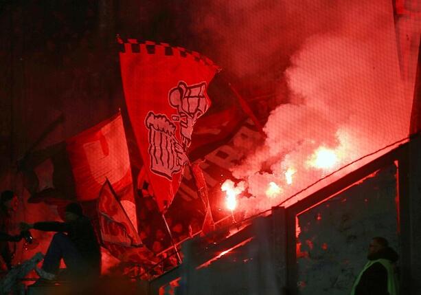 Bild vergrößern: Reul verteidigt Pläne für verschärfte Maßnahmen in Stadien