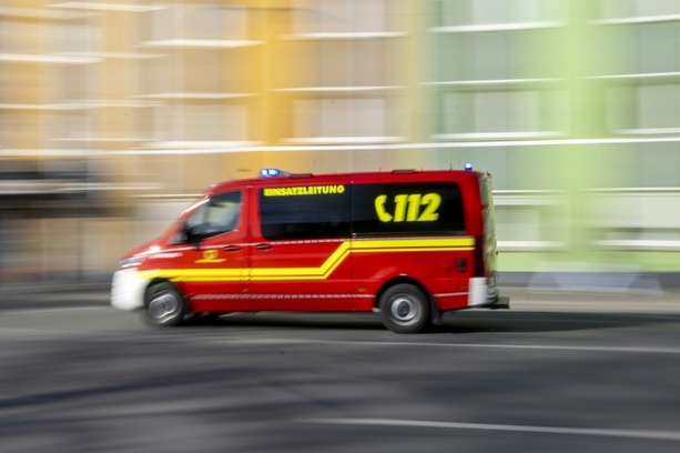 Bild vergrößern: Zahl der Toten nach schwerem Verkehrsunfall in Hessen auf drei gestiegen