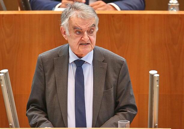 Bild vergrößern: Reul drängt auf mehr Maßnahmen für Sicherheit im Fußball