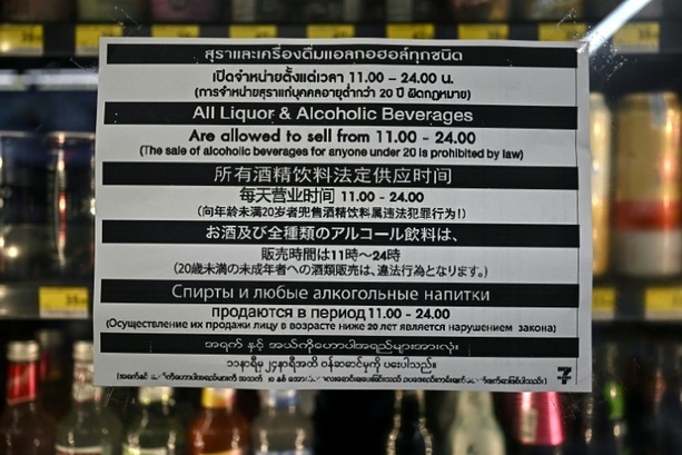 Bild vergrößern: Verkauf von Spirituosen am Nachmittag: Thailand lockert testweise Alkohol-Regeln