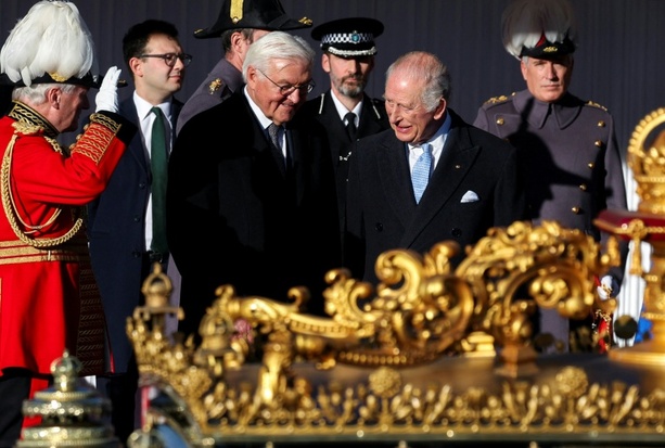 Bild vergrößern: Großer Prunk: Steinmeier von Charles III. zu dreitägigem Staatsbesuch empfangen