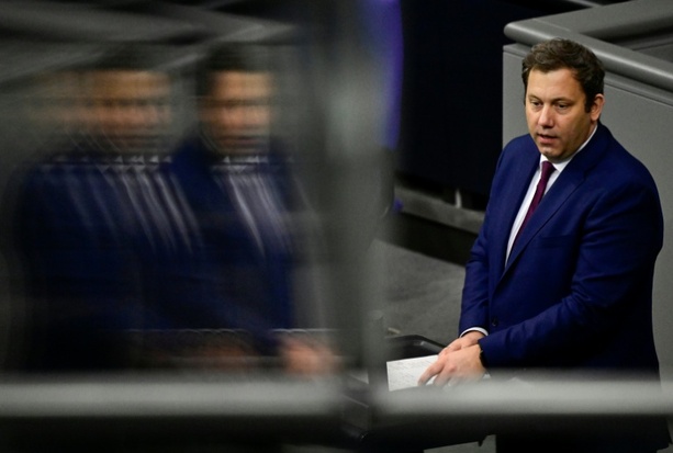 Bild vergrößern: Klingbeil kündigt weitere Entlastungen für Kommunen an