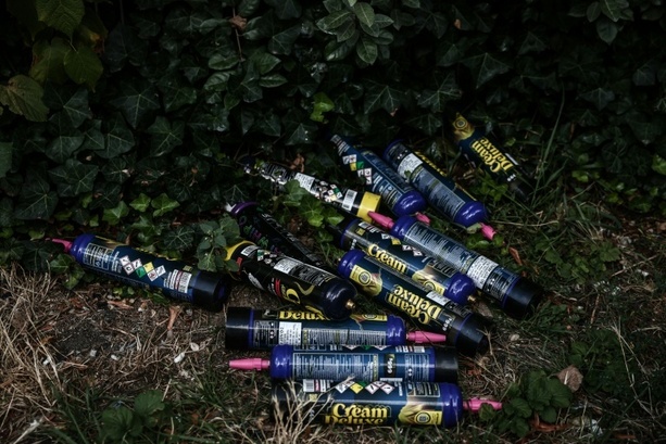 Bild vergrößern: Mit Lachgas im Auto in Pool gestürzt: Drei Jungen in Frankreich tot