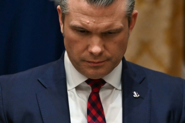 Bild vergrößern: US-Medien: Hegseth durch Untersuchung zu Chat-Affäre belastet