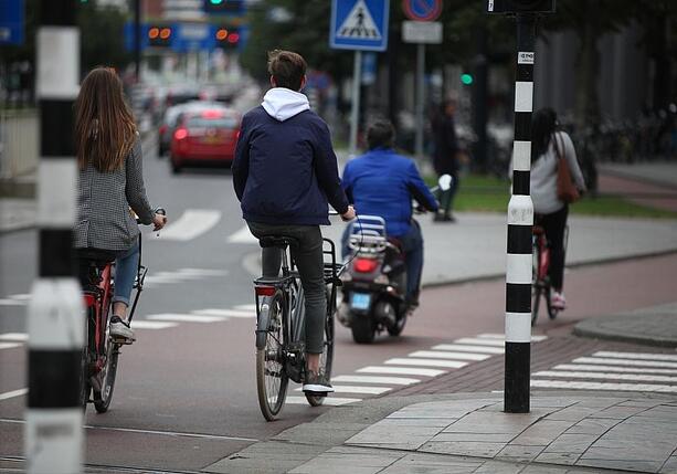 Bild vergrößern: ADAC will verpflichtende Türwarnsysteme gegen Dooring-Unfälle