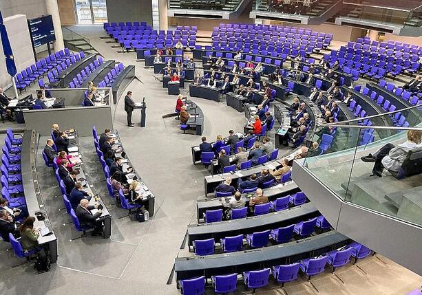 Bild vergrößern: Bundestag beschließt Steuerpaket