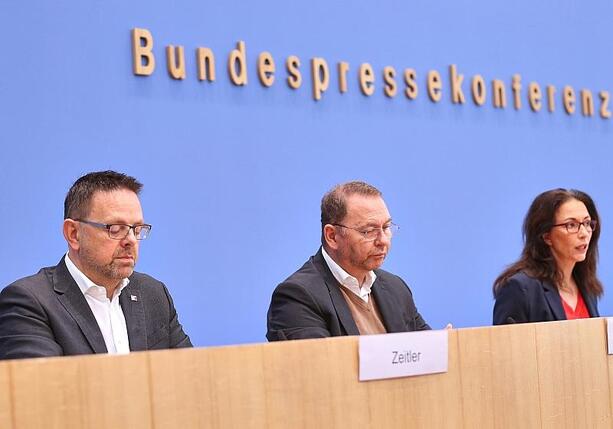 Bild vergrößern: DGB-Umfrage vorgestellt: Mehrheit für Erhalt des Acht-Stunden-Tags