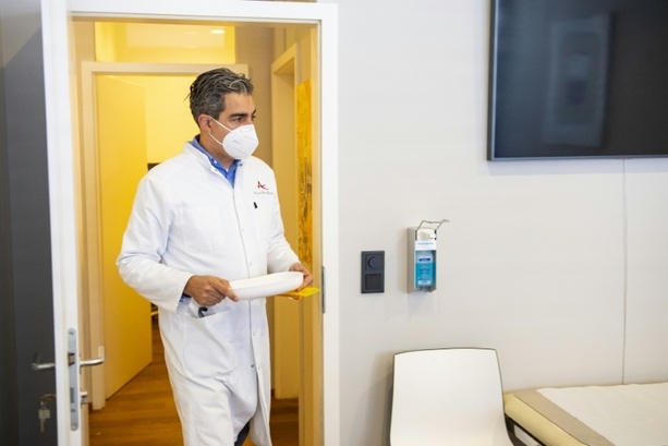 Bild vergrößern: Arztpraxen erzielten 2023 rund 67 Prozent ihrer Einnahmen aus Kassenabrechnungen