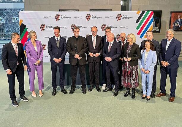 Bild vergrößern: Merz unterzeichnet Vereinbarung für Olympiabewerbung