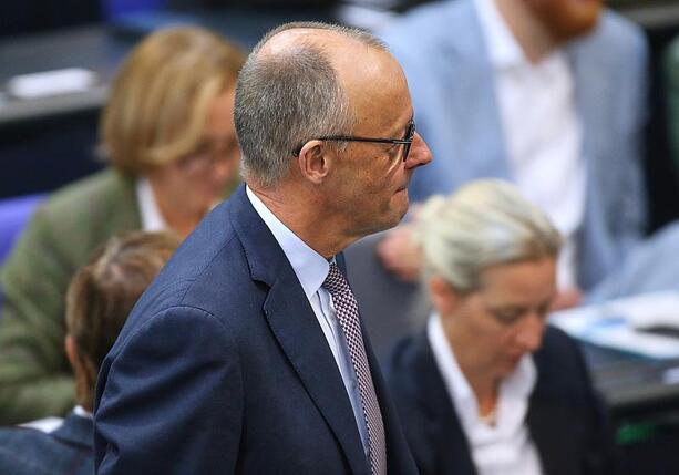 Bild vergrößern: Infratest: Union bleibt in der Sonntagsfrage vor der AfD