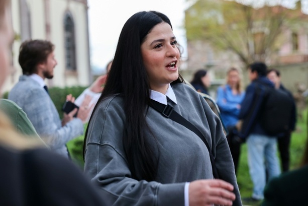 Bild vergrößern: Aus Netflix-Film bekannte Sarah Mardini wegen Hilfe für Bootsflüchtlinge vor Gericht