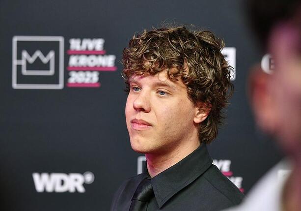 Bild vergrößern: Zartmann bekommt Krone als bester Künstler und für besten Song