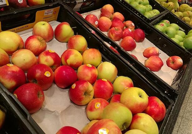 Bild vergrößern: Zahl ehrenamtlicher Helfer bei Lebensmitteltafeln auf Rekordhoch