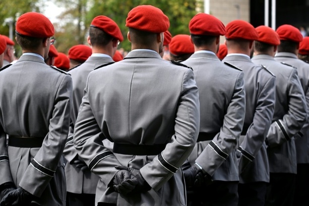 Bild vergrößern: Bundestag stimmt über neuen Wehrdienst ab