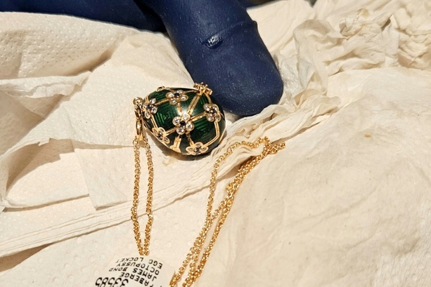Bild vergrößern: Polizei in Neuseeland erlangt von Dieb verschlucktes Fabergé-Ei zurück