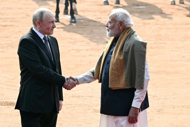 Bild vergrößern: Besuch in Indien: Putin informiert Modi über Fortgang der Ukraine-Gespräche