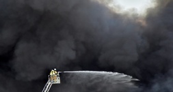 Wohnhausbrand in Niedersachsen: Retter kommt ums Leben