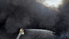 Wohnhausbrand in Niedersachsen: Retter kommt ums Leben