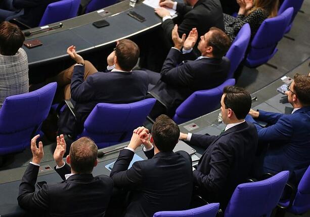 Bild vergrößern: 10 Renten-Abweichler in Unionsfraktion - keine bei der SPD