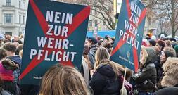 Junge Leute protestieren in vielen Städten gegen neuen Wehrdienst