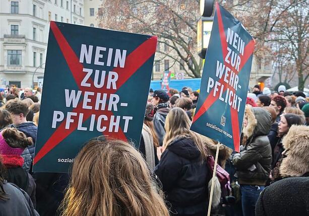 Bild vergrößern: Junge Leute protestieren in vielen Städten gegen neuen Wehrdienst