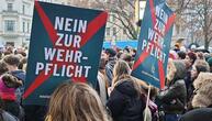 Junge Leute protestieren in vielen Städten gegen neuen Wehrdienst