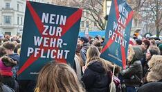 Junge Leute protestieren in vielen Städten gegen neuen Wehrdienst