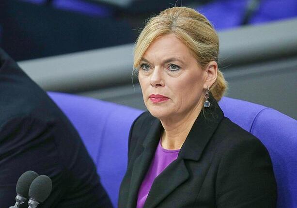 Bild vergrößern: Klöckner sieht sich nicht als Supernanny des Bundestags