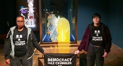 Vitrine mit britischer Königskrone mit Essen beworfen - Vier Festnahmen in London