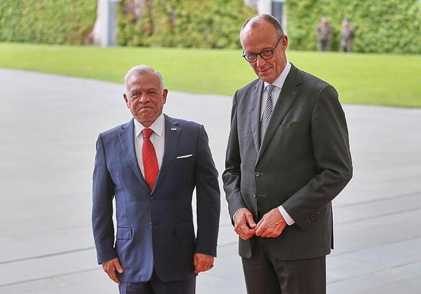 Bild vergrößern: Merz lobt Jordaniens König Abdullah